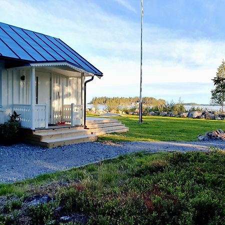 Stuga Med Havsutsikt Robertsfors Exteriör bild