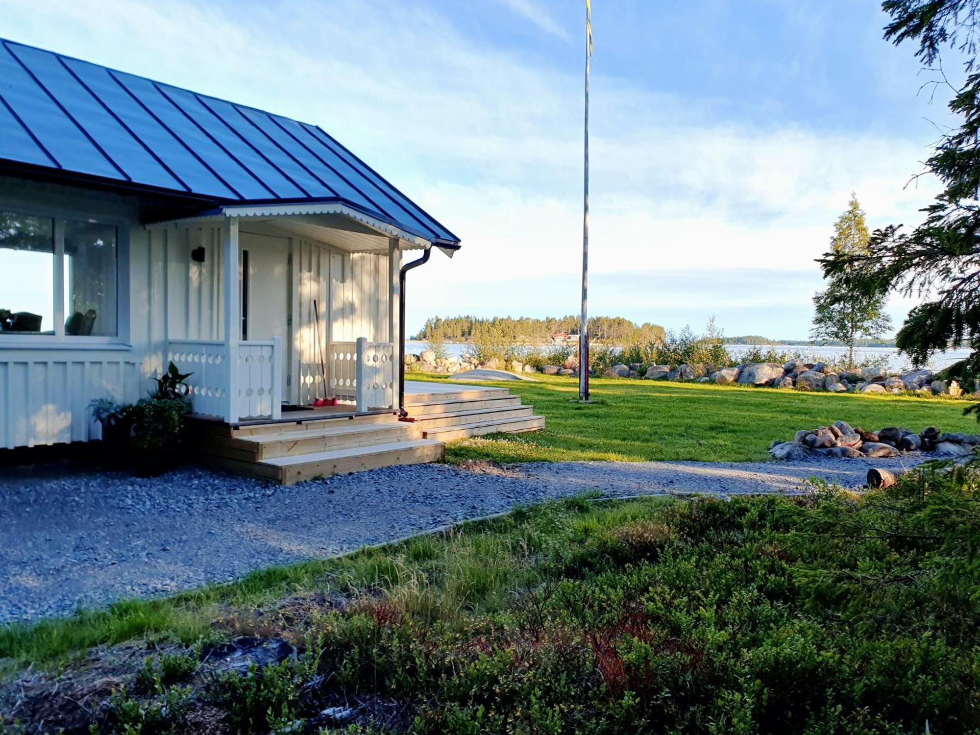 Stuga Med Havsutsikt Robertsfors Exteriör bild